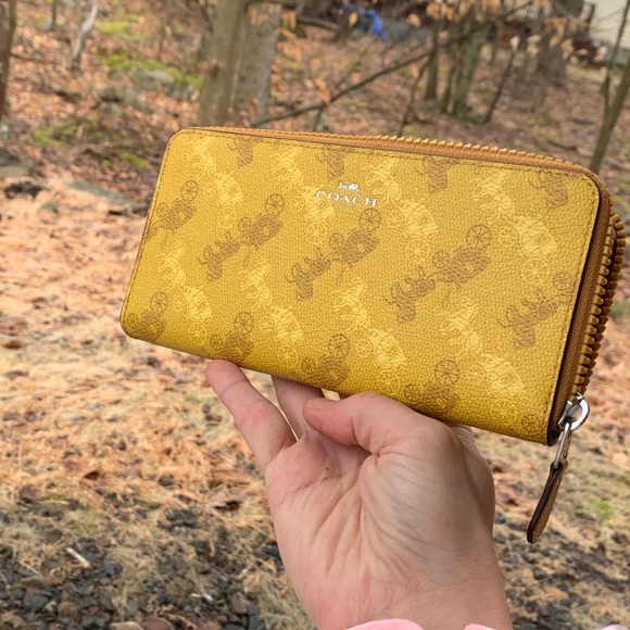 Authentic Coach Coated leather accordion wallet🌼 - Picture 3 of 6